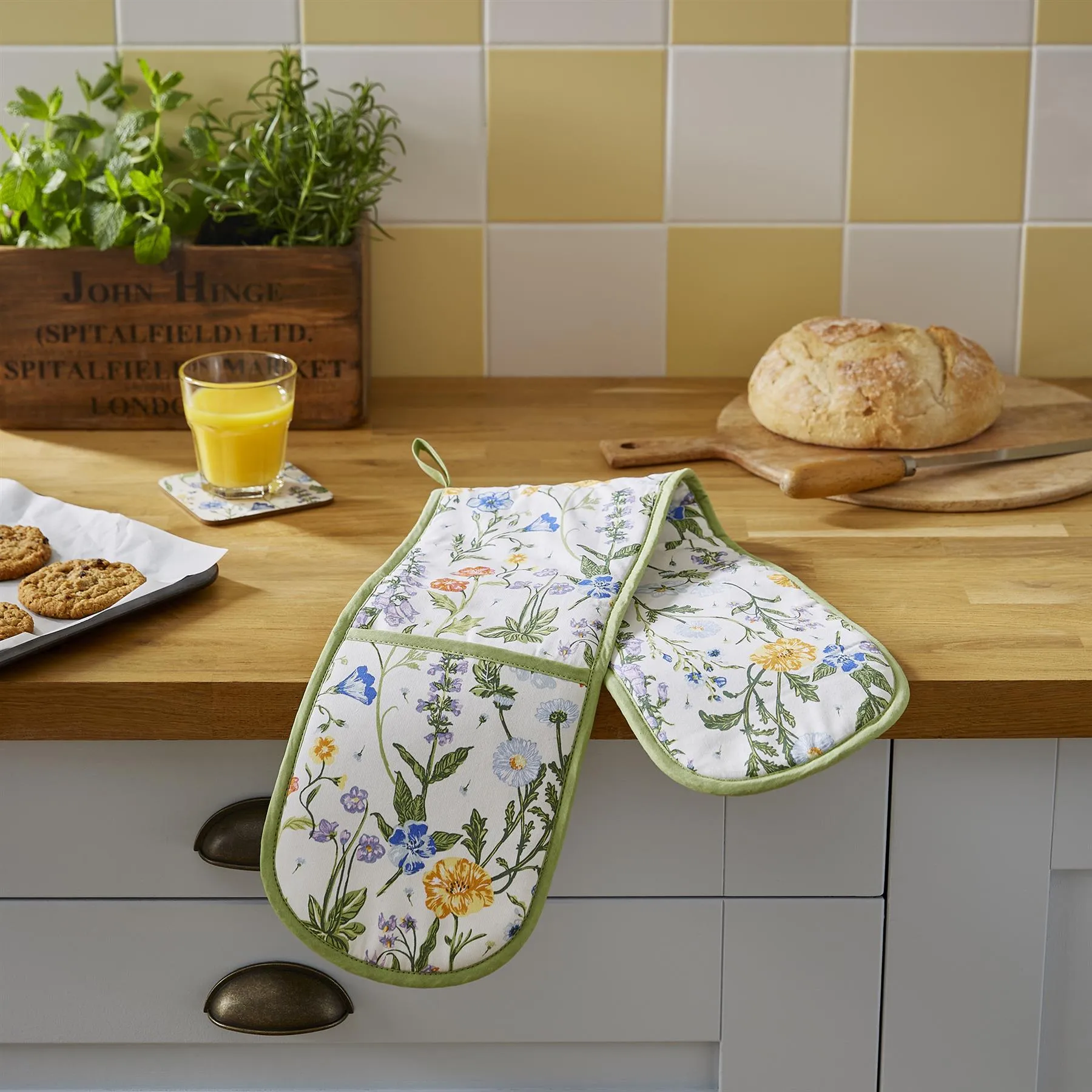 Ulster Weavers Cottage Garden Double Oven Glove One Size in Multi